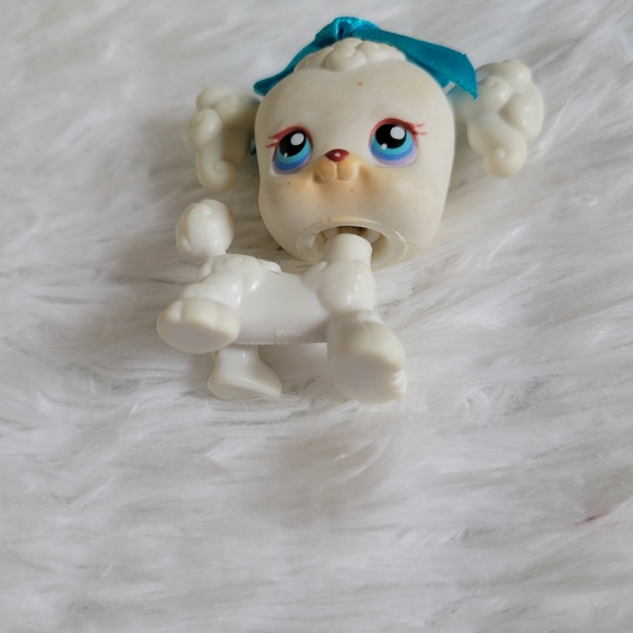 Littlest Pet Shop LPS #17 Poodle Puppy Dog White Blue Eyes Bow Hasbro 2004 - Picture 9 of 9